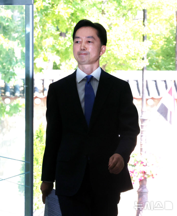 [서울=뉴시스] 박영태 기자 = 김지용 중대범죄수사청장 후보자가 8일 오후 서울 종로구 정부서울청사 창성동 별관에 들어서고 있다. 2026.10.08. since1999@newsis.com