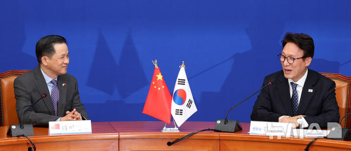 [서울=뉴시스] 고범준 기자 = 김민석 더불어민주당 대표가 8일 서울 여의도 국회에서 다이빙 주한중국대사를 접견하며 발언하고 있다. 2026.10.08. bjko@newsis.com