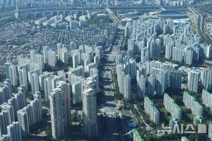 [서울=뉴시스] 권창회 기자 = 서울 아파트값 상승 폭이 6주 만에 커지면서 87주 연속 오름세를 이어갔다. 강남·서초구의 낙폭이 줄어든 가운데 서울 외곽과 경기 남부 주요 지역의 상승세가 지속됐다. 사진은 8일 서울 송파구 롯데월드타워 서울스카이에서 바라본 아파트 단지 모습. 2026.10.08. kch0523@newsis.com