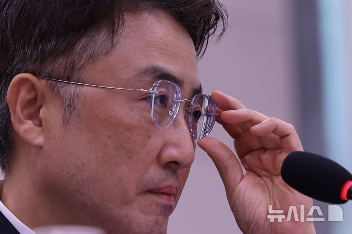 [서울=뉴시스] 고범준 기자 = 이진수 법무부 장관 직무대행(차관)이 8일 서울 여의도 국회에서 열린 법제사법위원회 국정감사(법무부 등)에서 안경을 고쳐쓰고 있다. 2026.10.08. bjko@newsis.com