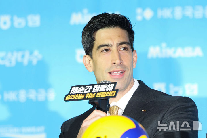 [서울=뉴시스] 권창회 기자 = 이사나예 라미레즈 KB손해보험 감독이 8일 서울 강남구 호텔 리베라 청담에서 열린 2026-2027 시즌 프로배구 남자부 미디어데이에서 인사말을 하고 있다. 2026.10.08. kch0523@newsis.com