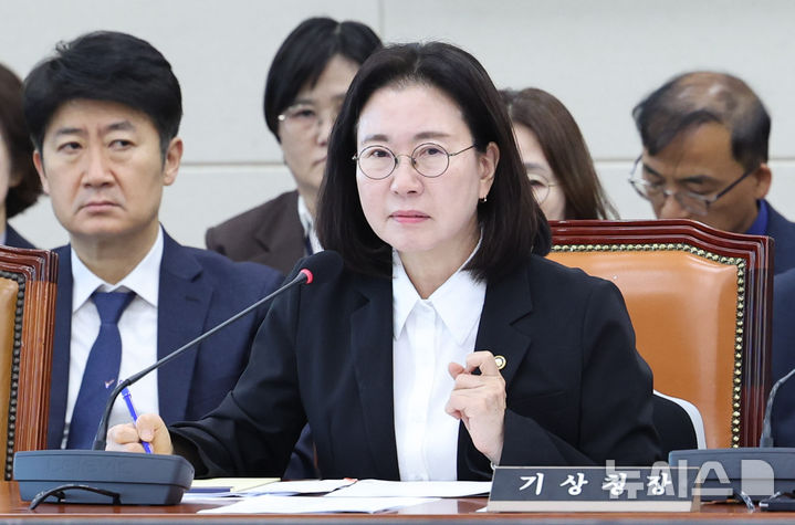 [서울=뉴시스] 최진석 기자 = 이미선 기상청장이 8일 여의도 국회에서 열린 기후에너지환경노동위원회의 기상청 등에 대한 국정감사에 출석해 의원 질의에 답하고 있다. 2026.10.08. myjs@newsis.com