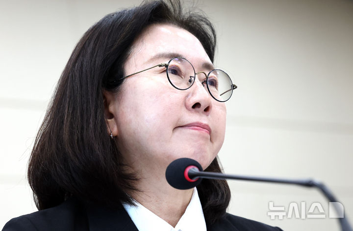 [서울=뉴시스] 최진석 기자 = 이미선 기상청장이 8일 여의도 국회에서 열린 기후에너지환경노동위원회의 기상청 등에 대한 국정감사에 출석해 의원 질의를 듣고 있다. 2026.10.08. myjs@newsis.com