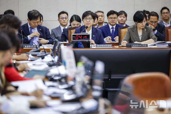 [서울=뉴시스] 정병혁 기자 = 정은경 보건복지부 장관이 8일 서울 여의도 국회에서 열린 국회 보건복지위원회의 복지부, 질병관리청에 대한 국정감사에서 질문에 답하고 있다. 2026.10.08. jhope@newsis.com