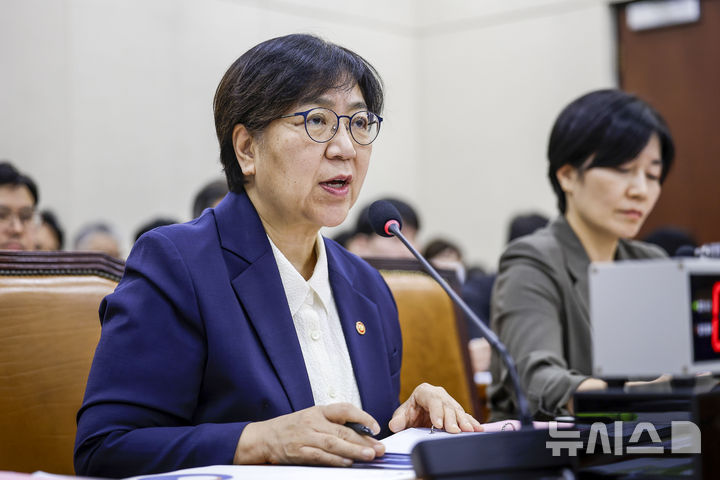 [서울=뉴시스] 정병혁 기자 = 정은경 보건복지부 장관이 8일 서울 여의도 국회에서 열린 국회 보건복지위원회의 복지부, 질병관리청에 대한 국정감사에서 질문에 답하고 있다. 2026.10.08. jhope@newsis.com