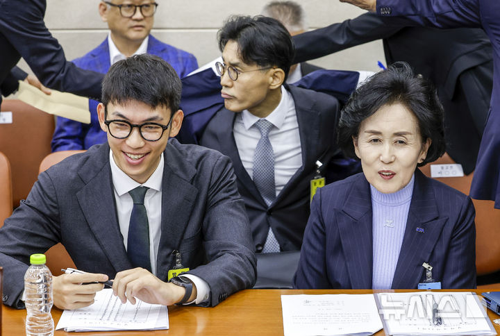 [서울=뉴시스] 정병혁 기자 = 정진웅 닥터나우 대표와 권영희 대한약사회장이 8일 서울 여의도 국회에서 열린 국회 보건복지위원회의 복지부, 질병관리청에 대한 국정감사에 출석해 있다. 2026.10.08. jhope@newsis.com