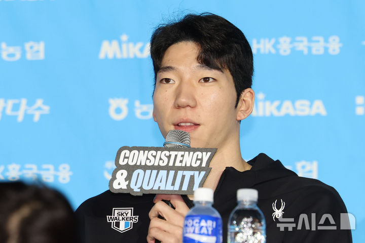 [서울=뉴시스] 권창회 기자 = 현대캐피탈 허수봉이 8일 서울 강남구 호텔 리베라 청담에서 열린 2026-2027 시즌 프로배구 남자부 미디어데이에서 포부를 밝히고 있다. 2026.10.08. kch0523@newsis.com