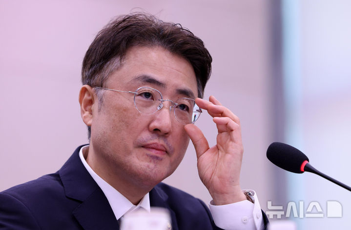 [서울=뉴시스] 고범준 기자 = 이진수 법무부 장관 직무대행(차관)이 8일 서울 여의도 국회에서 열린 법제사법위원회 국정감사(법무부 등)에서 안경을 고쳐쓰고 있다. 2026.10.08. bjko@newsis.com
