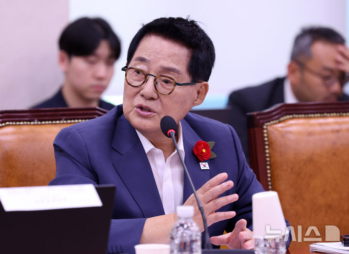 [서울=뉴시스] 고범준 기자 = 박지원 더불어민주당 의원이 8일 서울 여의도 국회에서 열린 법제사법위원회 국정감사(법무부 등)에서 이진수 법무부 장관 직무대행에게 질의를 하고 있다. 2026.10.08. bjko@newsis.com