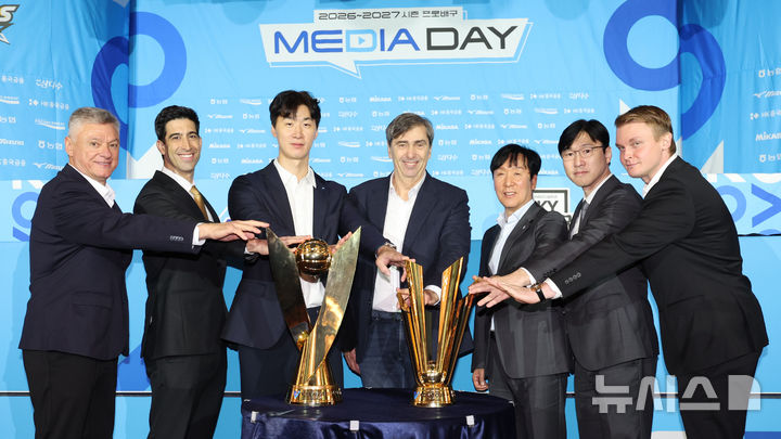 [서울=뉴시스] 권창회 기자 = 8일 서울 강남구 호텔 리베라 청담에서 열린 2026-2027 시즌 프로배구 남자부 미디어데이에 참석한 감독들이 트로피를 가운데 두고 기념촬영을 하고 있다. 2026.10.08. kch0523@newsis.com