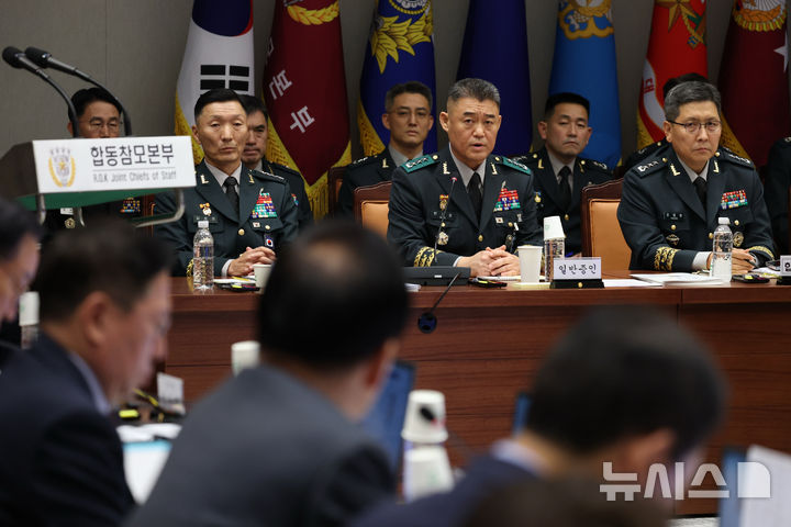 [서울=뉴시스] 국회사진기자단 = 한기성 전 육군 제1군단장(가운데)이 8일 서울 용산구 국방부 합동참모본부에서 열린 국회 국방위원회 국정감사에 출석해 질의에 답하고 있다. 2026.10.08. photo@newsis.com