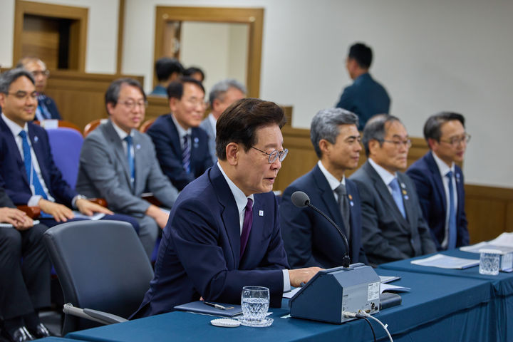 [서울=뉴시스] 김진아 기자 = 이재명 대통령이 8일 대전 국방과학연구소에서 한국 기술로 연구 개발 중인 극초음속 활공비행체(HGV)의 최초 시험발사를 참관 후 시험발사를 성공시킨 실무진들을 격려하고 있다. (사진=청와대 제공) 2026.10.08. photo@newsis.com *재판매 및 DB 금지