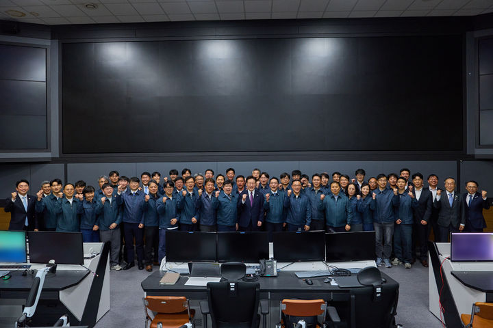 [서울=뉴시스] 김진아 기자 = 이재명 대통령이 8일 국방과학연구소의 극초음속 활공비행체(HGV) 최초 시험발사 성공 모습을 참관 후 관계자들과 기념촬영을 하고 있다. (사진=청와대 제공) 2026.10.08. photo@newsis.com *재판매 및 DB 금지