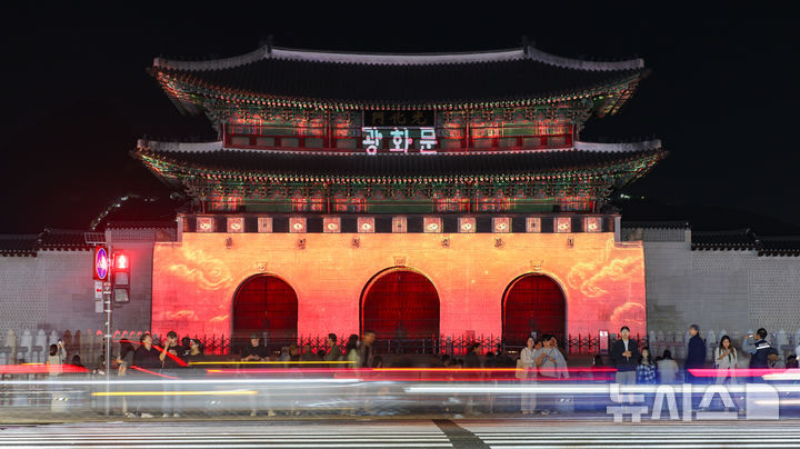 [서울=뉴시스] 김금보 기자 = 8일 오후 서울 종로구 광화문 외벽에 한글날 제정 100주년을 기념한 '스물 넷, 우주' 미디어 파사드가 공개되고 있다. 2026.10.08. kgb@newsis.com