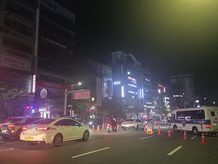 [천안=뉴시스] 천안 신세계백화점 앞에서 진행된 폭주행위 단속 모습. (사진=충남경찰청 제공) 2026.10.09 photo@newsis.com *재판매 및 DB 금지