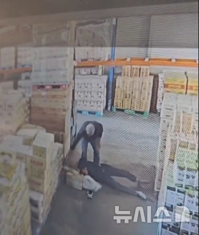 [김포=뉴시스]경기 김포 통진읍 지게차 사고 CCTV 영상. (사진=온라인 커뮤니티 캡처) 2026.10.09. photo@newsis.com