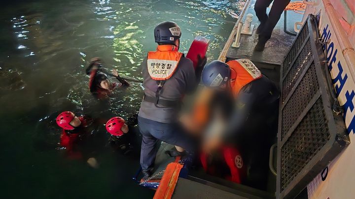 [부산=뉴시스] 9일 오전 부산 영도구 영도포차거리에서 인근 해상으로 빠진 40대 여성이 해경에 구조되고 있다. (사진=부산해양경찰서 제공) 2026.10.09. photo@newsis.com *재판매 및 DB 금지