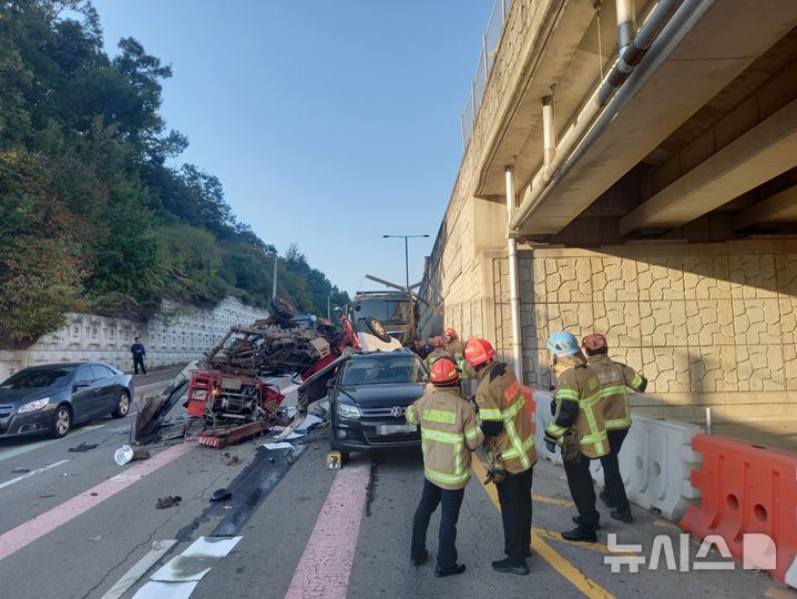 [고양=뉴시스] 경기 고양시 덕양구 고가도로 교통사고 현장.(사진=고양소방서 제공)photo@newsis.com
