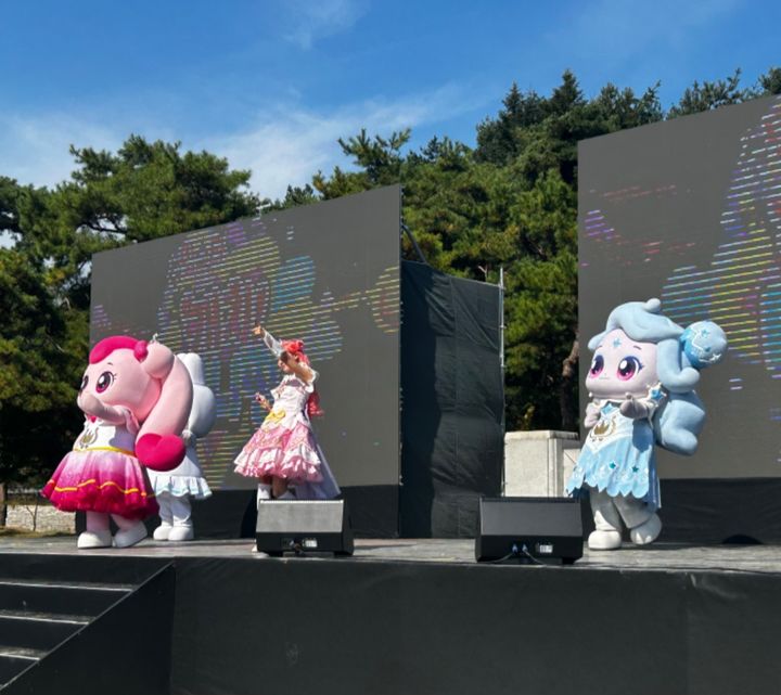 [여주=뉴시스] 이준구=한글날 문화행사에서 '티니핑 싱어롱쇼'를 선보이고 있다.2026.10.09.caleb@newsis.com *재판매 및 DB 금지
