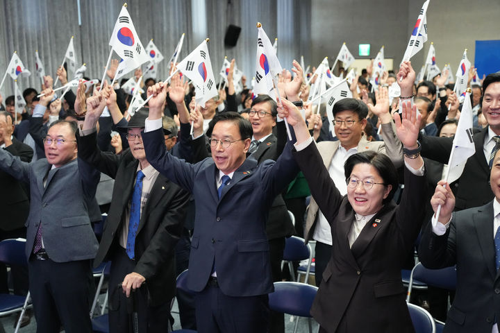 [제주=뉴시스] 9일 오전 제주도청 탐라홀에서 열린 '제580도 한글날 경축식'에서 참석자들이 만세삼창을 하고 있다. (사진=제주도 제공) 2026.10.09. photo@newsis.com *재판매 및 DB 금지