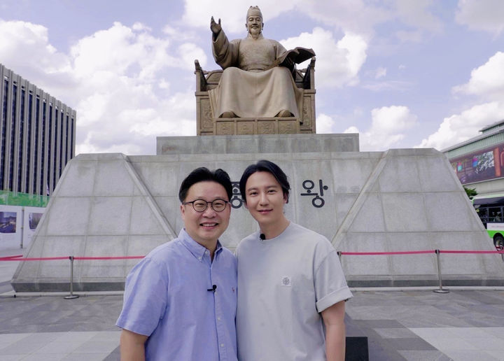 [서울=뉴시스]배우 김남길과 서경덕 성신여대 교수(사진=서경덕 제공) 2026.10.09. photo@newsis.com *재판매 및 DB 금지