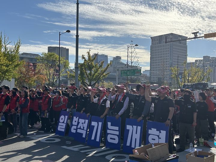[서울=뉴시스] 정유진 수습기자 = 양대노총 공공부문 노동조합 공동대책위원회(공대위)는 9일 오후 2시부터 서울 광화문 동십자각 일대에서 '일방적 통폐합·분리, 졸속적 지방이전 거부 및 보수위원회 설치를 위한 양대노총 공공노동자 총력투쟁 결의대회'를 개최했다. 2026.10.09. photo@newsis.com *재판매 및 DB 금지