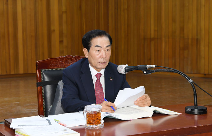 [창녕=뉴시스] 안지율 기자 = 성낙인 군수가 내년도 주요업무계획 및 민선 9기 공약사업 실천계획 수립보고회를 진행하고 있다. (사진= 창녕군 제공) 2026.10.09. photo@newsis.com *재판매 및 DB 금지