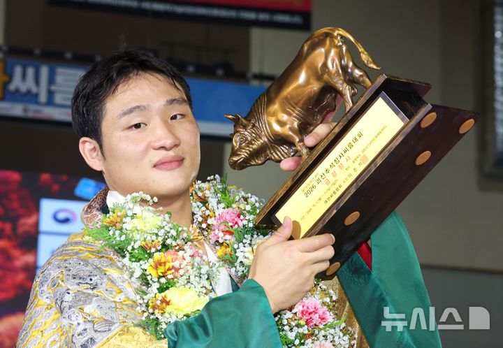 [서울=뉴시스]김기수, 추석장사씨름대회서 개인 통산 12번째 금강장사. (사진=대한씨름협회 제공)