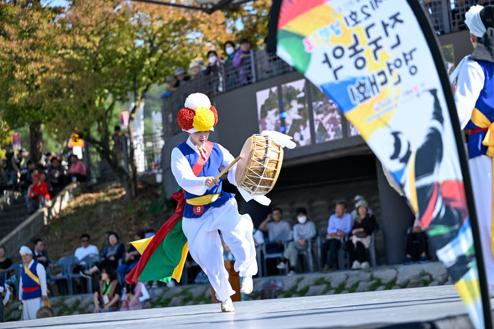 [남원=뉴시스] 김종효 기자 = 9일 전북 남원의 대표 가을 축제인 '제34회 흥부제'가 개막했다. 함께 열린 '남원풍류 전국농악경연대회' 참가자들이 열띤 경연을 펼치고 있다. (사진 =남원시 제공) 2026.10.09. photo@newsis.com *재판매 및 DB 금지