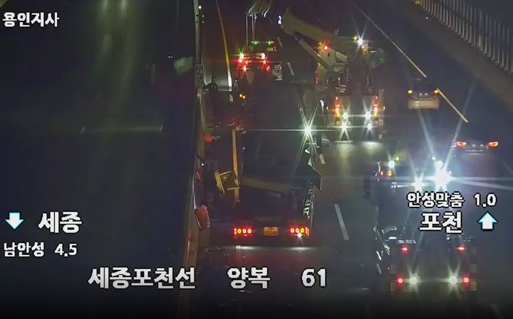 [안성=뉴시스] 사고 현장. (사진=한국도로공사 CCTV 화면 캡처) photo@newsis.com *재판매 및 DB 금지