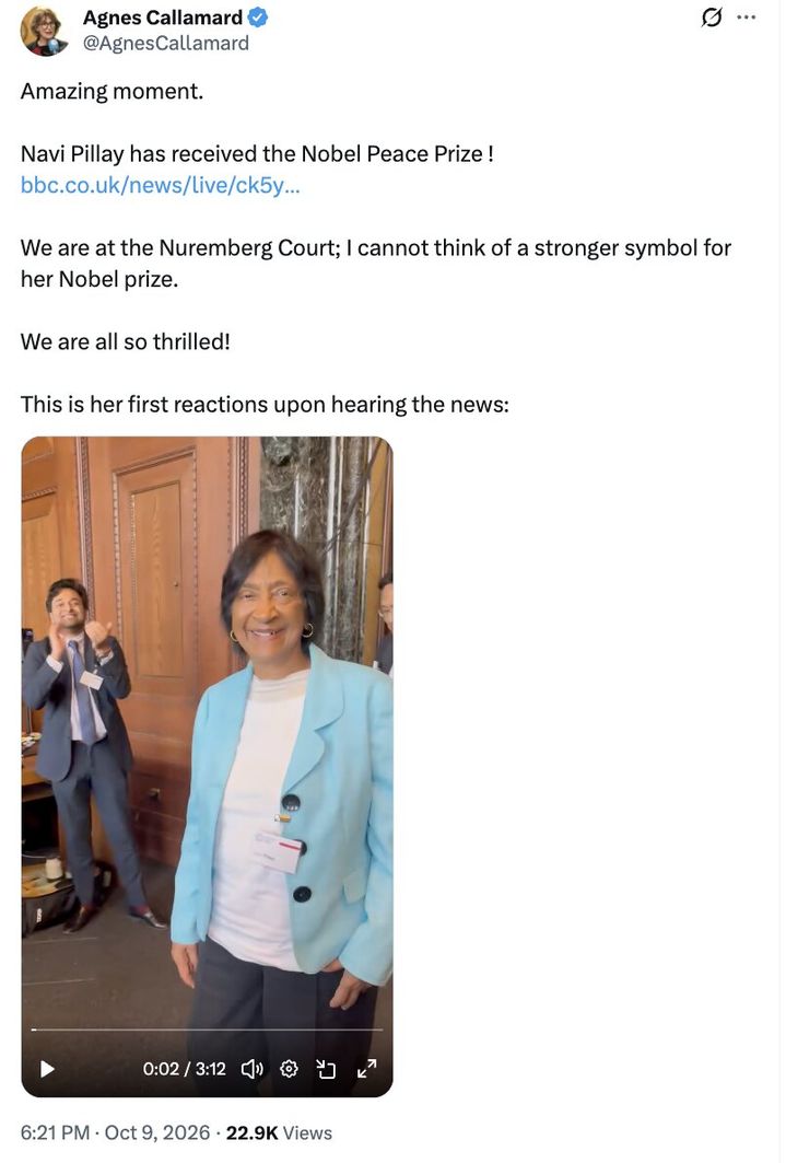 [서울=뉴시스] 2026년 노벨평화상 수상자인 나바네템 나비 필레이(85)가 9일(현지 시간) 수상 소감을 밝히면서 도널드 트럼프 미국 대통령의 노벨평화상 열망을 겨냥한 농담을 던졌다. (출처=아그네스 칼라마스 국제앰네스티 사무총장 X) 2026.10.09. *재판매 및 DB 금지