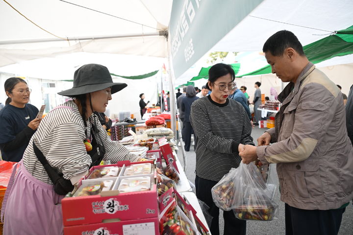 [논산=뉴시스]9일 논산 연산역 일대에서 개막한 연산대추축제장에서 관람객인 대추를 구매하고 있다. 2026.10.09 photo@newsis.com *재판매 및 DB 금지