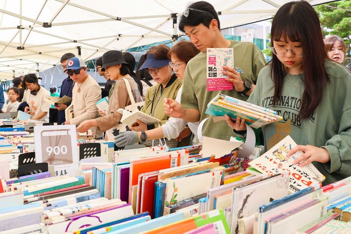 [용인=뉴시스] 제적도서를 고르는 시민들(사진=용인시 제공)2026.10..09.photo@newsis.com *재판매 및 DB 금지