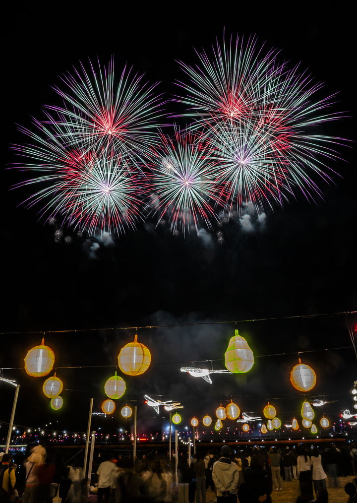 [남원=뉴시스] 김종효 기자 = 9일 전북 남원의 대표 가을 축제인 '제34회 흥부제'가 개막했다. 요천 승사교 일원에서 불꽃놀이가 펼쳐지며 '흥부제'의 화려한 대미를 장식했다. (사진 =남원시 제공) 2026.10.09. photo@newsis.com *재판매 및 DB 금지
