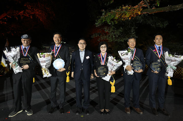 [남원=뉴시스] 김종효 기자 = 9일 전북 남원의 대표 가을 축제인 '제34회 흥부제'가 개막했다. 축제 기념식과 함께 열린 올해의 '시민의 장 시상식'에서 수상자들이 양충모 시장과 기념사진을 찍고 있다. (사진 =남원시 제공) 2026.10.09. photo@newsis.com *재판매 및 DB 금지