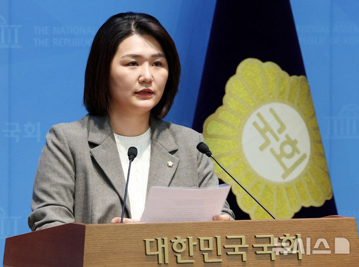[서울=뉴시스] 고범준 기자 = 손솔 진보당 의원이 9일 서울 여의도 국회 소통관에서 김태규 국민의힘 의원 발언과 관련 사과를 촉구하는 기자회견을 하고 있다. 2026.10.09. bjko@newsis.com