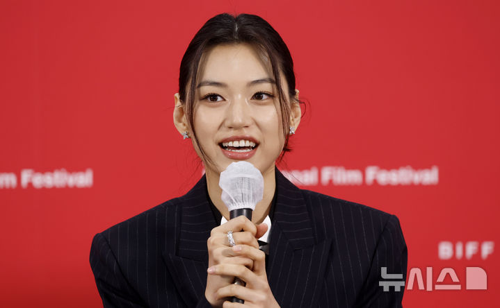 [부산=뉴시스] 김혜진 기자 = 배우 김도연이 9일 부산 해운대구 영화의전당 비프힐에서 열린 제31회 부산국제영화제 '도라' 기자회견에서 취재진 질문에 답하고 있다. 2026.10.09. jini@newsis.com