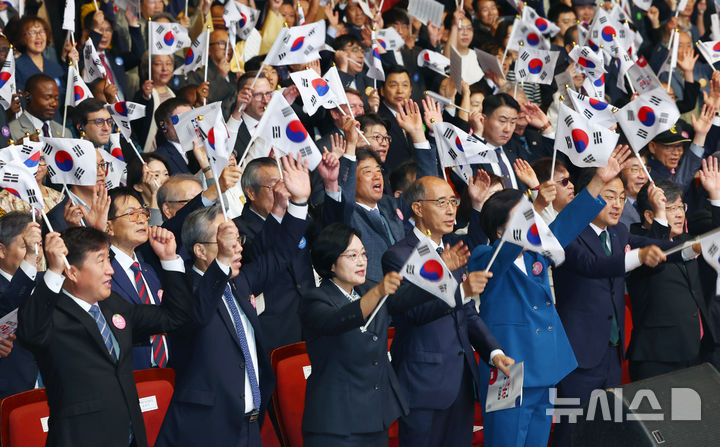 [서울=뉴시스] 전신 기자 = 한성숙 국무총리가 9일 서울 종로구 세종문화회관에서 열린 580돌 한글날 경축식에서 참석자들과 함께 만세삼창을 하고 있다. 2026.10.09. photo1006@newsis.com