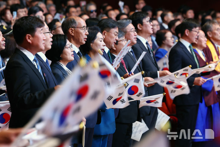 [서울=뉴시스] 전신 기자 = 한성숙 국무총리가 9일 서울 종로구 세종문화회관에서 열린 580돌 한글날 경축식에서 참석자들과 함께 한글날 노래를 부르고 있다. 2026.10.09. photo1006@newsis.com