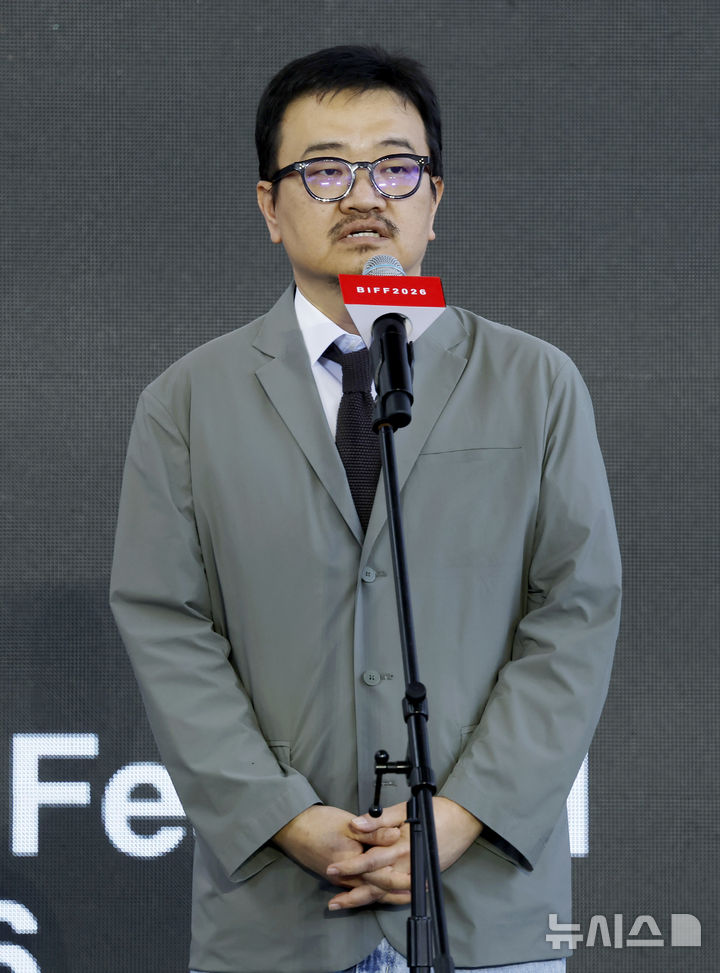 [부산=뉴시스] 김혜진 기자 = 연상호 감독이 8일 부산 해운대구 영화의전당 야외무대에서 열린 제31회 부산국제영화제 영화 '실낙원' 야외무대인사에서 인사말을 하고 있다. 2026.10.08. jini@newsis.com