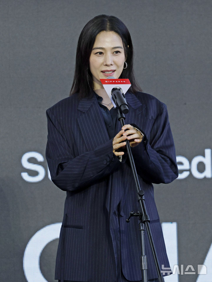 [부산=뉴시스] 김혜진 기자 = 배우 김현주가 8일 부산 해운대구 영화의전당 야외무대에서 열린 제31회 부산국제영화제 영화 '실낙원' 야외무대인사에서 인사말을 하고 있다. 2026.10.08. jini@newsis.com