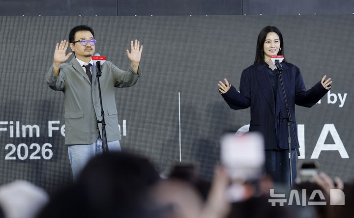 [부산=뉴시스] 김혜진 기자 = 연상호 감독(왼쪽), 배우 김현주가 8일 부산 해운대구 영화의전당 야외무대에서 열린 제31회 부산국제영화제 영화 '실낙원' 야외무대인사에서 팬들에게 인사하고 있다. 2026.10.08. jini@newsis.com