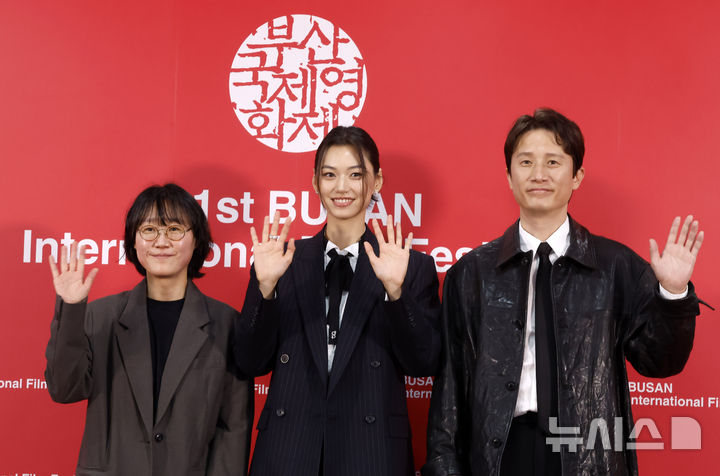 [부산=뉴시스] 김혜진 기자 = 정주리 감독(왼쪽부터), 배우 김도연, 송새벽이 9일 부산 해운대구 영화의전당 비프힐에서 열린 제31회 부산국제영화제 '도라' 기자회견에서 포즈를 취하고 있다. 2026.10.09. jini@newsis.com