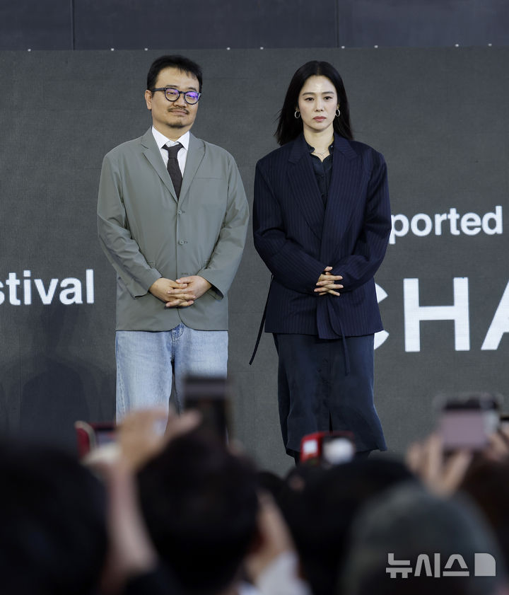 [부산=뉴시스] 김혜진 기자 = 연상호 감독(왼쪽), 배우 김현주가 8일 부산 해운대구 영화의전당 야외무대에서 열린 제31회 부산국제영화제 영화 '실낙원' 야외무대인사에서 포즈를 취하고 있다. 2026.10.08. jini@newsis.com