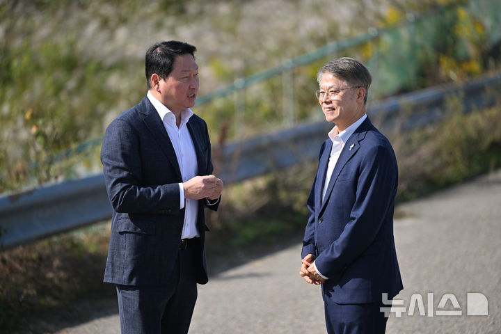 [전남광주=뉴시스] 이영주 기자 = 최태원 SK그룹 회장(왼쪽)과 민형배 전남광주통합특별시장이 9일 오후 전남광주 서구 벽진동 주변 광주군공항 '호남 반도체 클러스터' 조성 예정지에서 부지를 살펴보며 대화하고 있다. 2026.10.09. leeyj2578@newsis.com