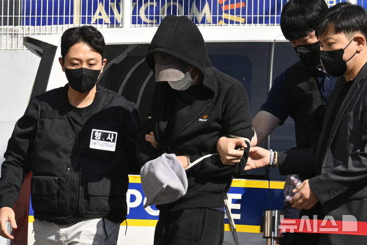 [전남광주=뉴시스] 박기웅 기자 = 전남광주 나주의 한 주택에서 부부를 살해하고 금품을 빼앗아 강도살인 혐의로 구속영장이 청구된 50대 남성이 9일 오후 광주지법에서 열린 구속 전 피의자 심문(영장실질심사)에 출석하고 있다. 2026.10.09. pboxer@newsis.com