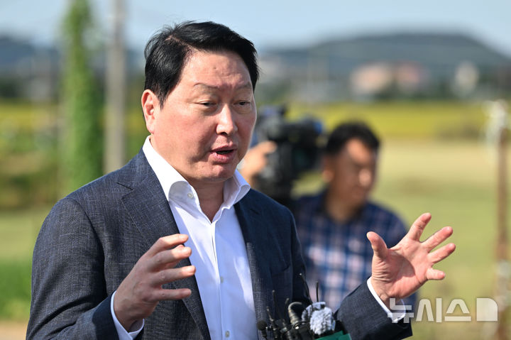 [전남광주=뉴시스] 이영주 기자 = 최태원 SK그룹 회장이 9일 오후 전남광주 서구 벽진동 주변 광주군공항 '호남 반도체 클러스터' 조성 예정지에서 부지를 살펴본 뒤 입장을 밝히고 있다. 2026.10.09. leeyj2578@newsis.com