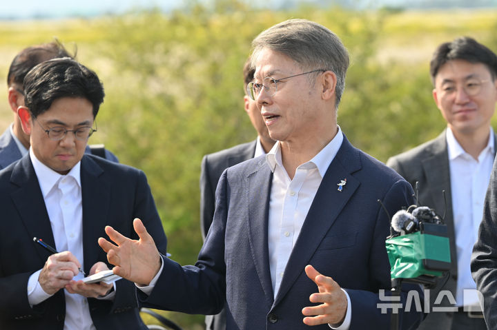 [전남광주=뉴시스] 이영주 기자 = 민형배 전남광주통합특별시장이 9일 오후 전남광주 서구 벽진동 주변 광주군공항 '호남 반도체 클러스터' 조성 예정지에서 최태원 SK그룹 회장과 부지를 살펴본 뒤 입장을 밝히고 있다. 2026.10.09. leeyj2578@newsis.com