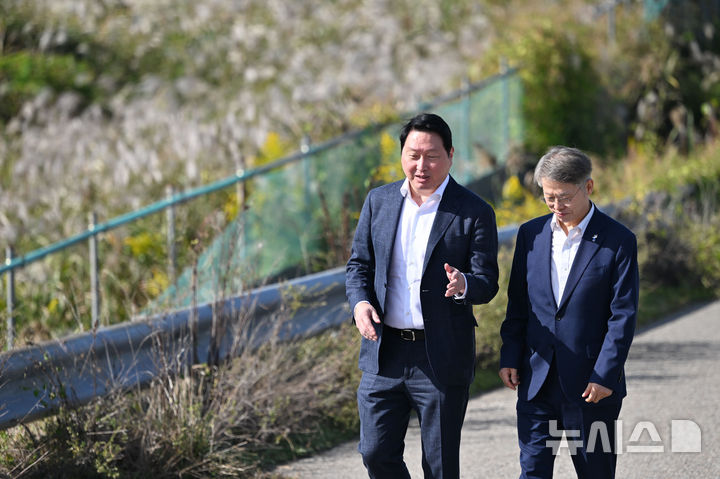 [전남광주=뉴시스] 이영주 기자 = 최태원(왼쪽) SK그룹 회장과 민형배 전남광주통합특별시장이 9일 오후 전남광주 서구 벽진동 주변 광주군공항 '호남 반도체 클러스터' 조성 예정지를 둘러보며 대화하고 있다. 2026.10.09. leeyj2578@newsis.com