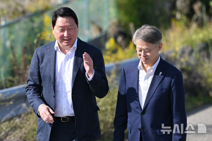 [전남광주=뉴시스] 이영주 기자 = 최태원(왼쪽) SK그룹 회장과 민형배 전남광주통합특별시장이 9일 오후 전남광주 서구 벽진동 주변 광주군공항 '호남 반도체 클러스터' 조성 예정지를 둘러보며 대화하고 있다. 2026.10.09. leeyj2578@newsis.com